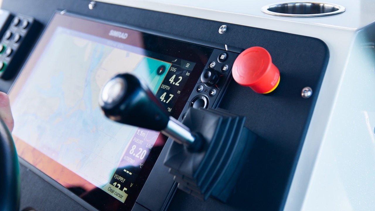 Amphibious Sealegs 9.0m Hydrasol RIB centre console display